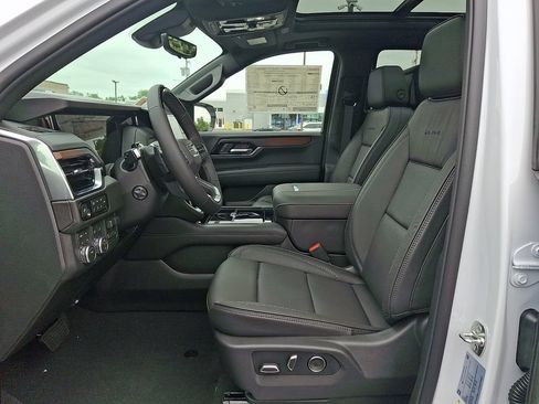 New 2026 GMC Yukon Denali w/ Denali Reserve Package AWD/4WD image 7