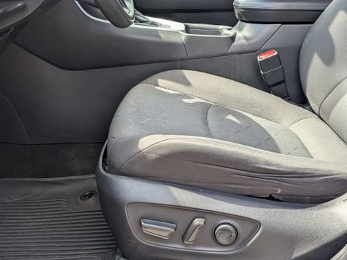 Used 2021 Toyota RAV4 XLE w/ Convenience Package FWD image 15