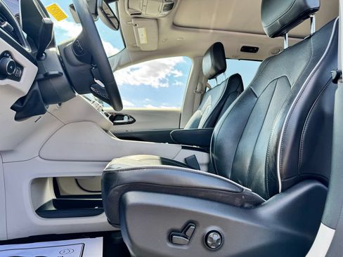 Used 2023 Chrysler Pacifica Limited FWD image 19