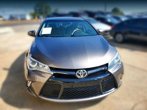 Used 2017 Toyota Camry SE w/ Moonroof Package FWD image 21