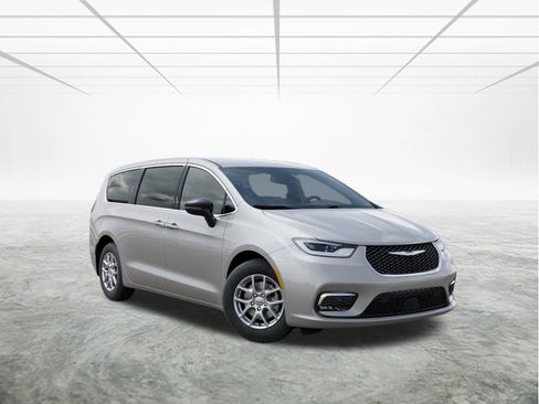New 2026 Chrysler Pacifica Select image 5