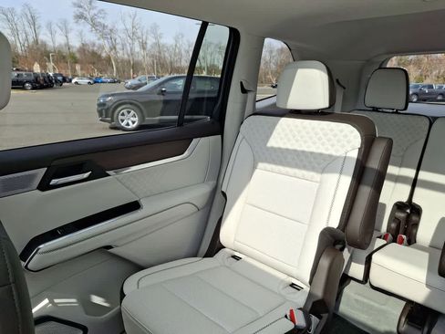 Used 2025 GMC Acadia Denali w/ Super Cruise Package image 12