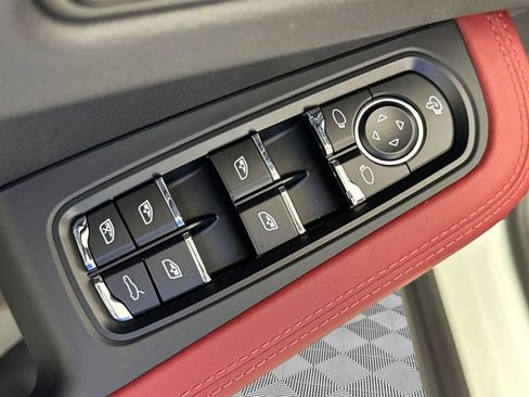 Certified 2025 Porsche Macan AWD/4WD image 13