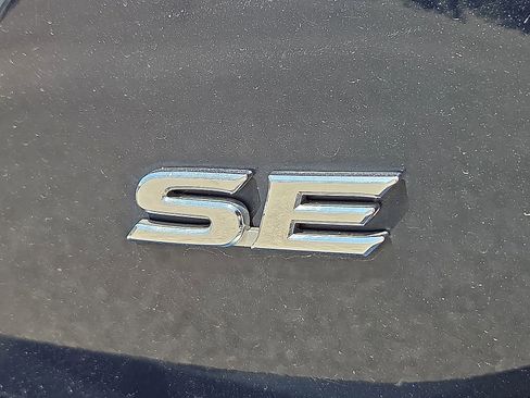 Used 2020 Toyota Camry SE w/ Convenience Package FWD image 9