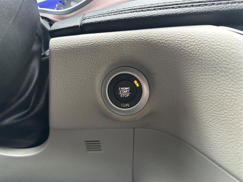 Used 2017 Chrysler Pacifica Limited FWD image 35
