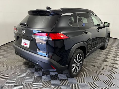 Used 2025 Toyota Corolla Cross XLE FWD image 5