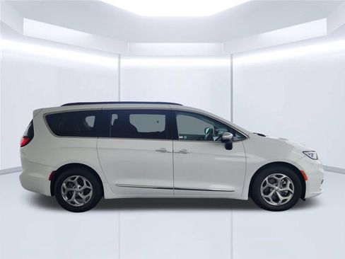 Used 2023 Chrysler Pacifica Limited FWD image 7