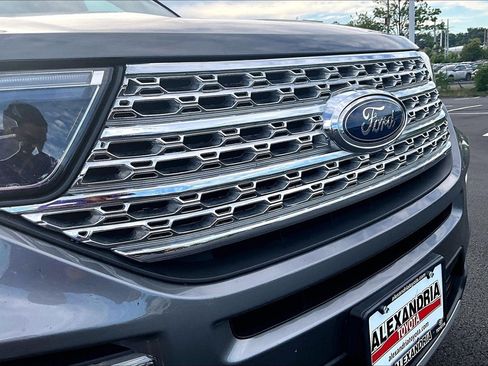 Used 2021 Ford Explorer XLT w/ Equipment Group 202A AWD/4WD image 29
