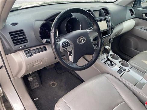 Used 2013 Toyota Highlander SE FWD image 13