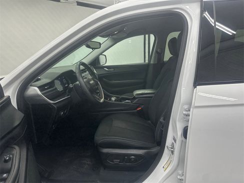 Used 2023 Jeep Grand Cherokee Laredo w/ Luxury Tech Group I image 9