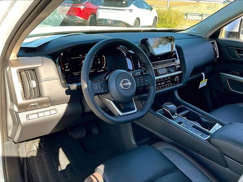 New 2025 Nissan Pathfinder Platinum image 8
