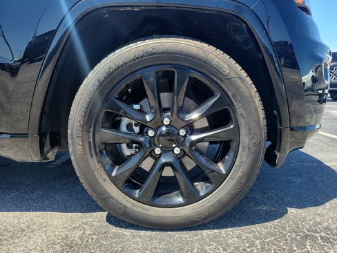 Used 2022 Jeep Grand Cherokee Laredo X image 9