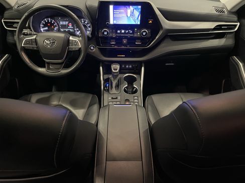 Used 2023 Toyota Highlander XLE AWD/4WD image 16
