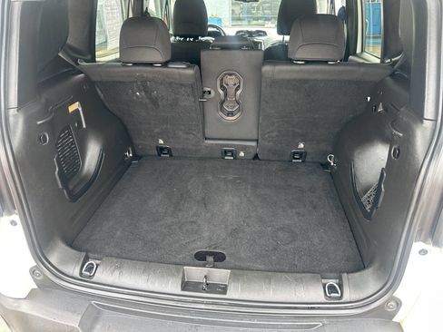 Used 2018 Jeep Renegade Latitude w/ Cold Weather Group image 14