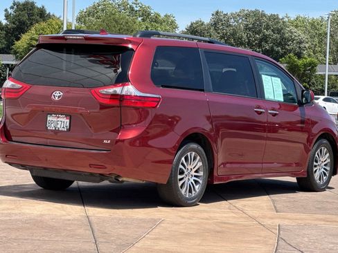 Used 2020 Toyota Sienna XLE w/ XLE Navigation Package FWD image 4