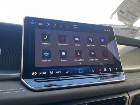 New 2026 Volkswagen Tiguan SE R-Line FWD image 17