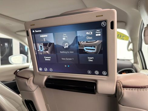 Used 2017 Chrysler Pacifica Limited FWD image 26