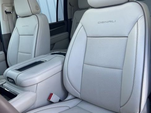 Used 2021 GMC Yukon XL Denali w/ Denali Premium Package image 44