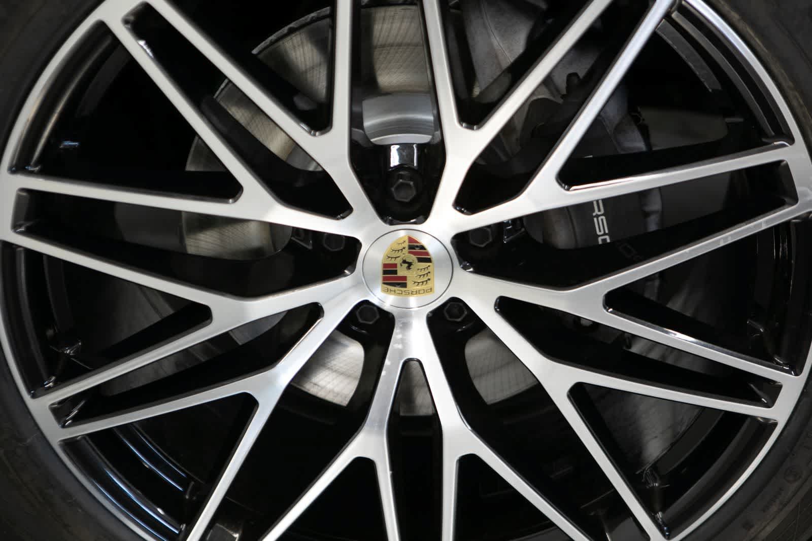Used 2023 Porsche Macan AWD/4WD image 11
