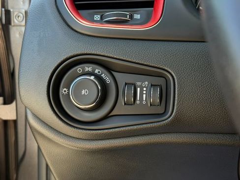 Used 2017 Jeep Renegade Trailhawk AWD/4WD image 36