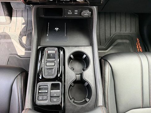 Used 2025 Honda Pilot TrailSport image 17