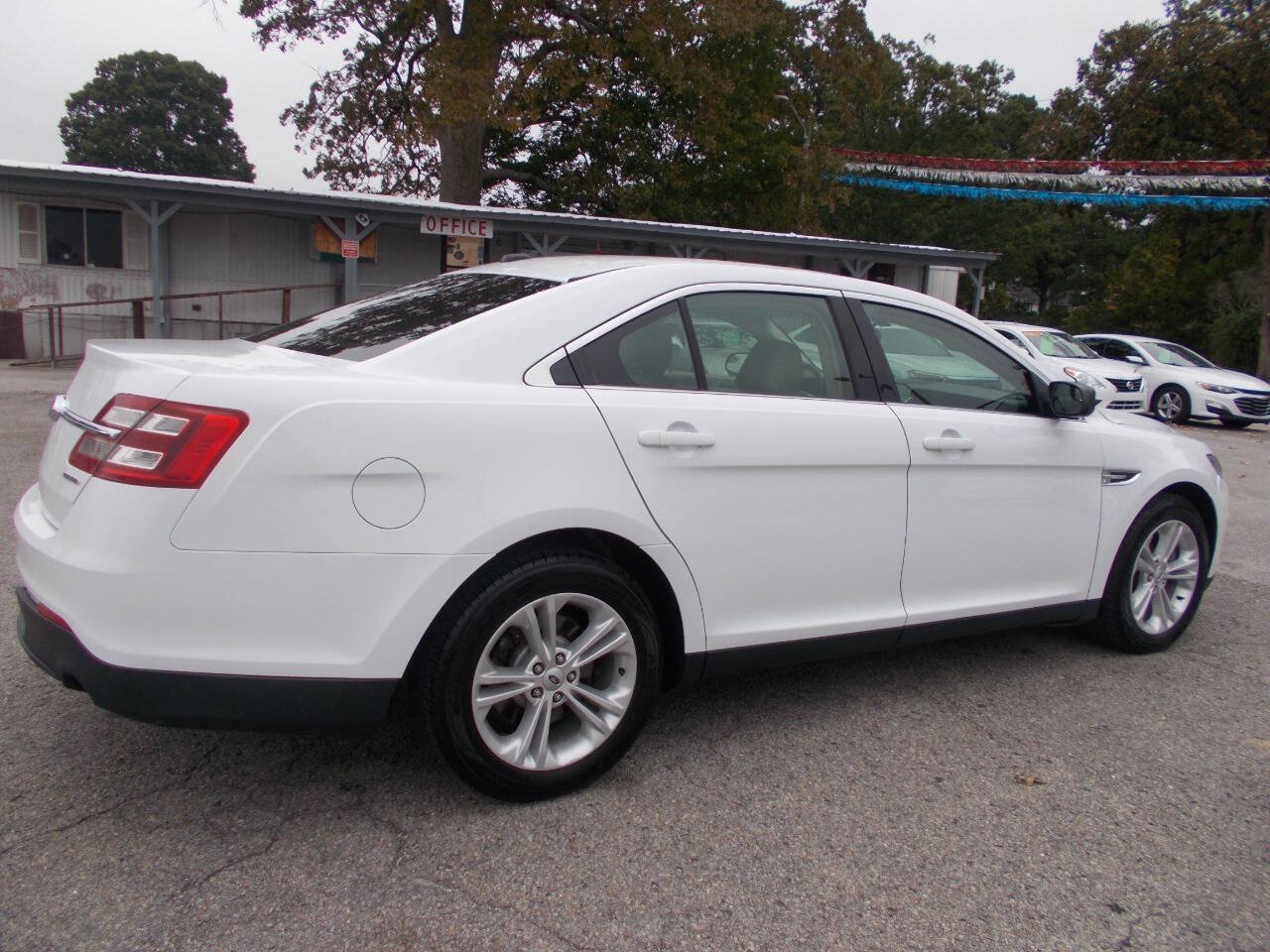 Used 2016 Ford Taurus SE FWD image 3