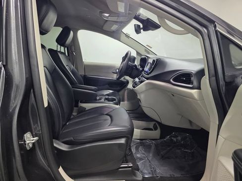 Used 2023 Chrysler Pacifica Touring-L FWD image 27
