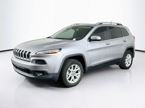 Used 2018 Jeep Cherokee Latitude w/ Cold Weather Group FWD image 3