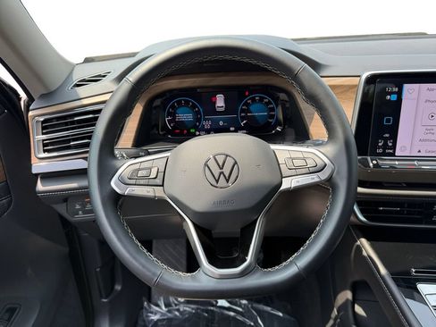 Used 2025 Volkswagen Atlas SE FWD image 12
