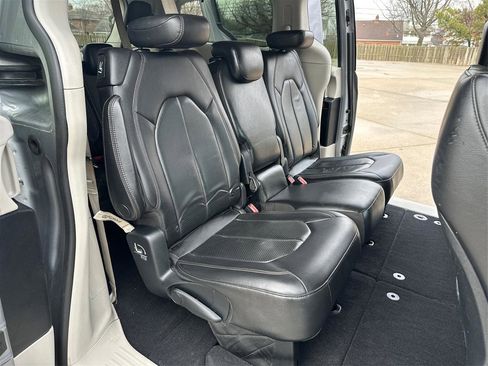 Used 2020 Chrysler Pacifica Touring-L image 36