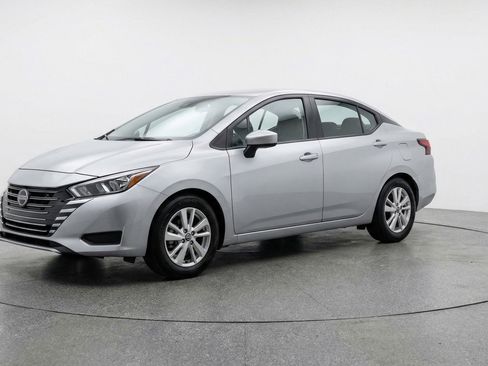 Used 2025 Nissan Versa SV image 3