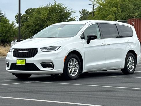 Used 2024 Chrysler Pacifica Touring-L FWD image 16
