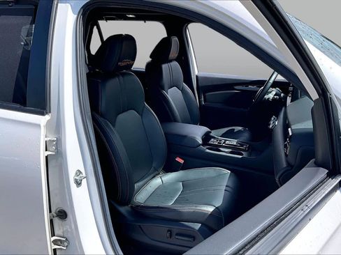 Used 2025 Honda Pilot TrailSport image 8