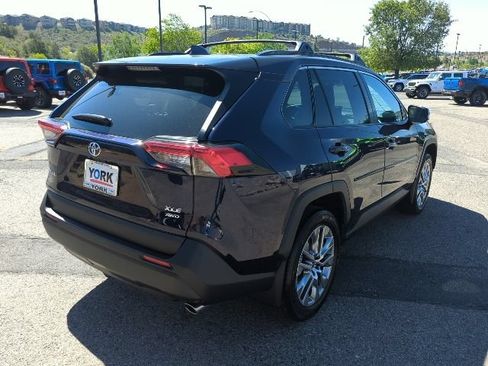 Used 2022 Toyota RAV4 XLE Premium AWD/4WD image 4