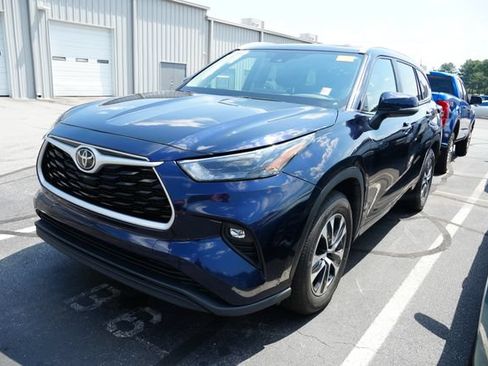 Used 2024 Toyota Highlander XLE FWD image 6