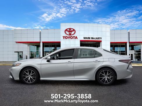Used 2024 Toyota Camry SE w/ Cold Weather Package AWD/4WD image 2