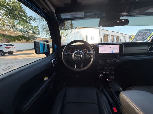 Used 2025 Jeep Gladiator Sport AWD/4WD image 2