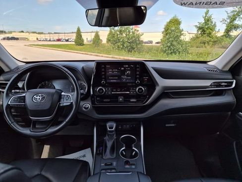 Used 2022 Toyota Highlander XLE AWD/4WD image 33