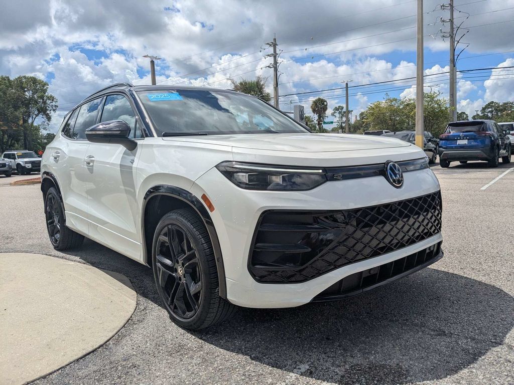 Certified 2025 Volkswagen Tiguan SE R-Line AWD/4WD image 8