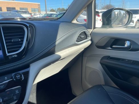 Used 2023 Chrysler Pacifica Touring-L image 38