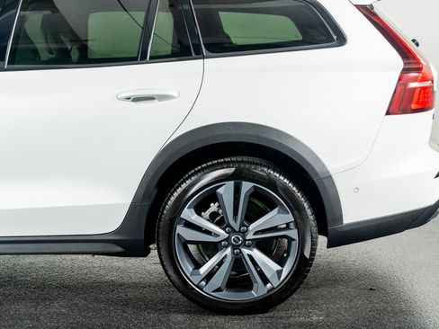 Used 2026 Volvo V60 B5 Cross Country Plus w/ Protection Package Premier image 15