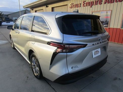 Used 2023 Toyota Sienna XLE image 8