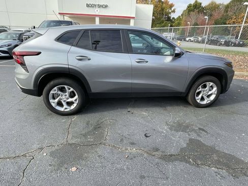 Used 2025 Chevrolet Trax LS w/ LS Convenience Package image 12