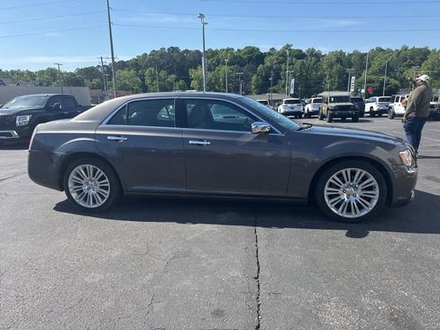 Used 2014 Chrysler 300 C image 4