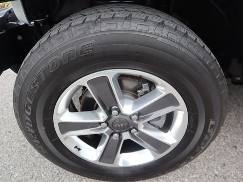 Used 2020 Jeep Wrangler Unlimited Sahara AWD/4WD image 11