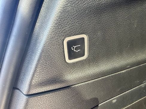 Used 2024 Chrysler Pacifica Limited FWD image 13