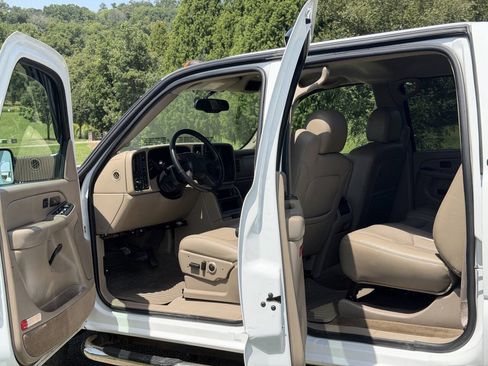 Used 2005 GMC Sierra 3500 SLT w/ Heavy-Duty Power Package AWD/4WD image 12