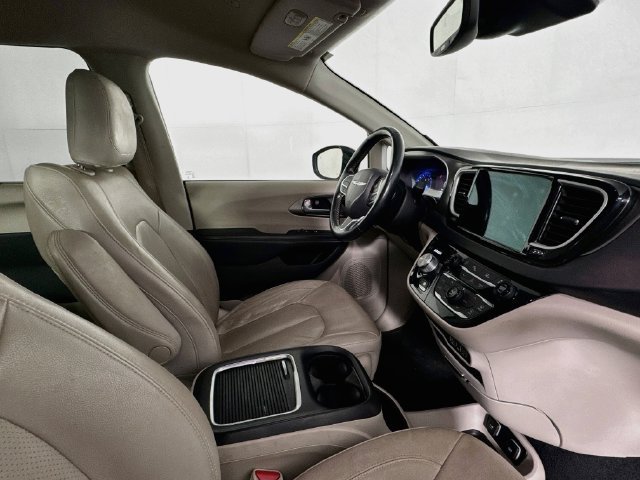 Used 2021 Chrysler Pacifica Touring-L FWD image 26