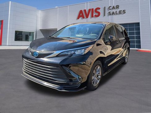 Used 2025 Toyota Sienna LE image 1