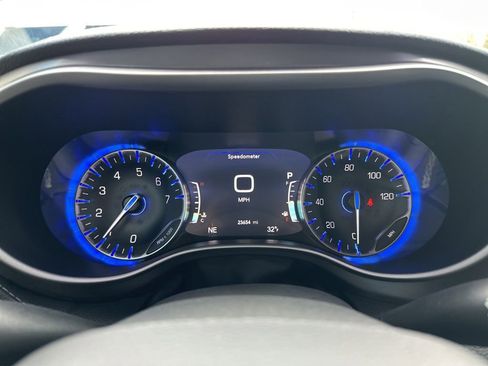 Used 2024 Chrysler Pacifica Touring-L image 25